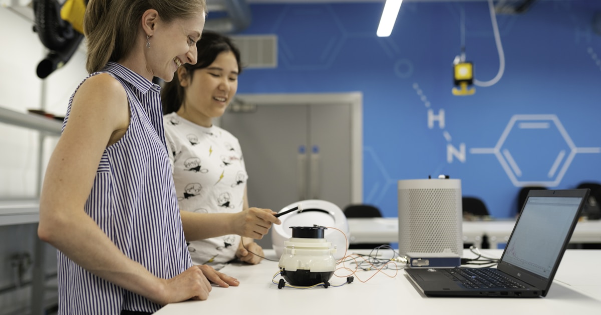 Premium rubber engine mount for Caterpillar heavy equipment vibration isolation